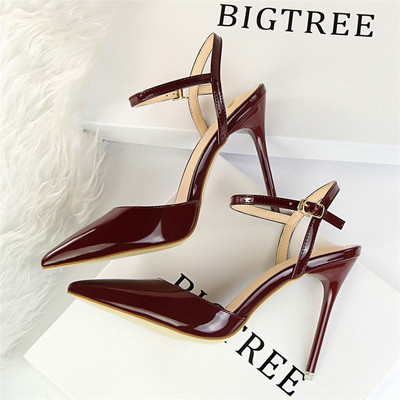 Stílusos női cipő eko bőrből, csattal