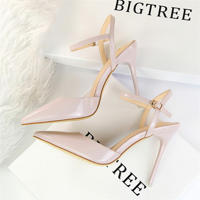 Stílusos női cipő eko bőrből, csattal