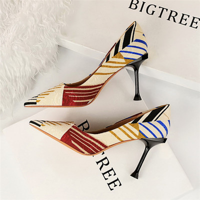 Színes női cipő hegyes modell magassarkúval