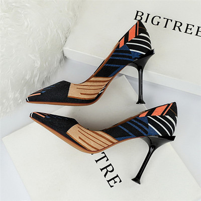 Színes női cipő hegyes modell magassarkúval