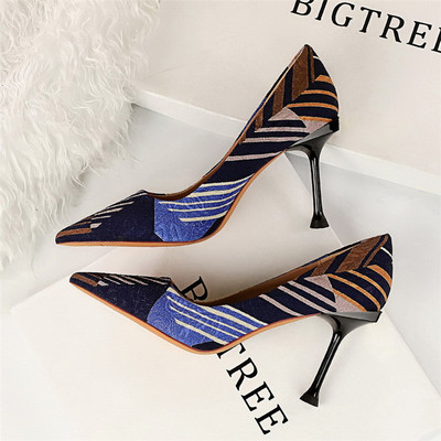 Színes női cipő hegyes modell magassarkúval