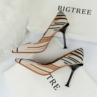 Színes női cipő hegyes modell magassarkúval