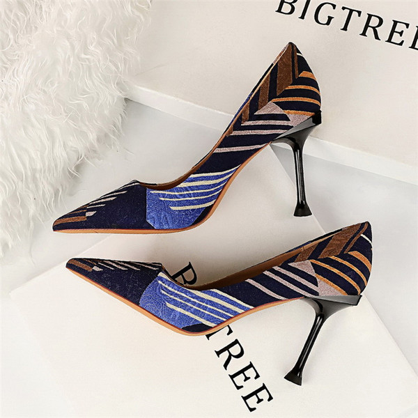 Színes női cipő hegyes modell magassarkúval