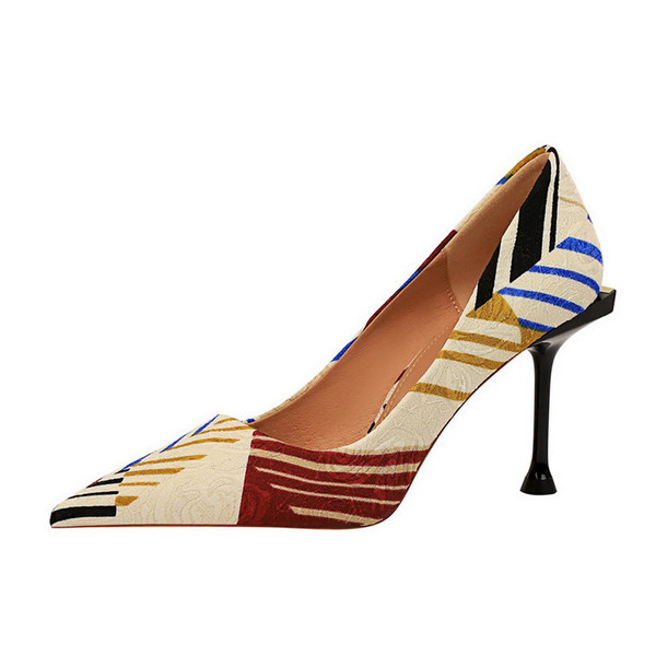 Színes női cipő hegyes modell magassarkúval