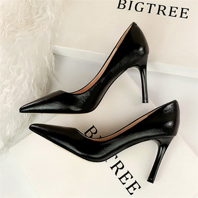 Női lakkcipő hegyes modell magassarkúval