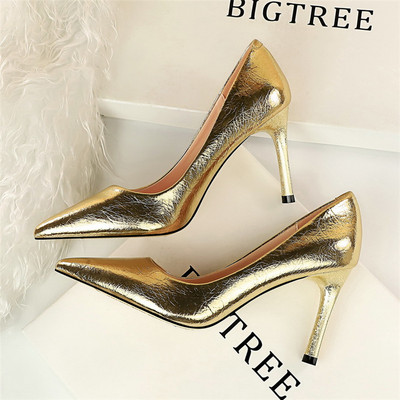 Női lakkcipő hegyes modell magassarkúval