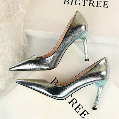 Női lakkcipő hegyes modell magassarkúval