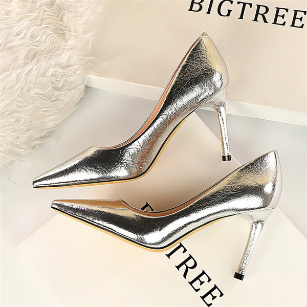 Női lakkcipő hegyes modell magassarkúval