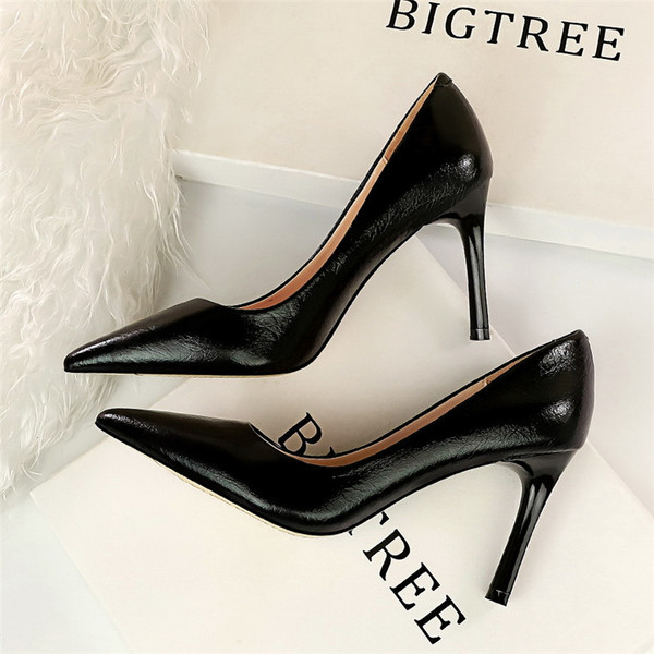 Női lakkcipő hegyes modell magassarkúval