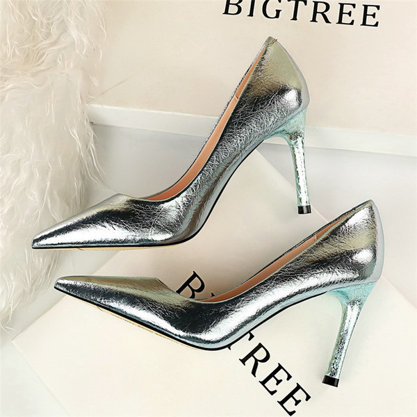 Női lakkcipő hegyes modell magassarkúval