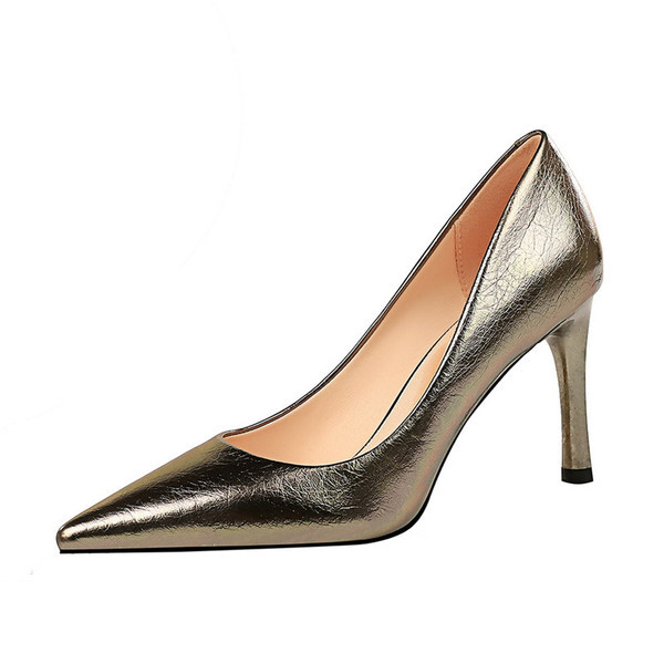Női lakkcipő hegyes modell magassarkúval