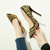 Új női cipőmodell hímzéssel és magassarkúval