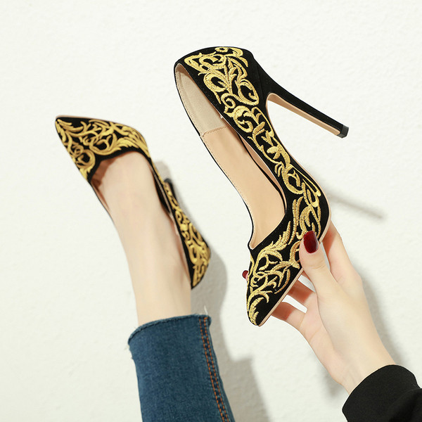 Új női cipőmodell hímzéssel és magassarkúval