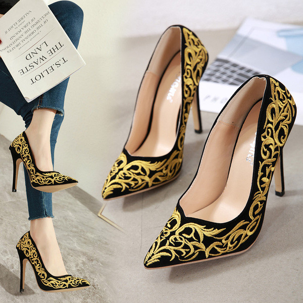 Új női cipőmodell hímzéssel és magassarkúval