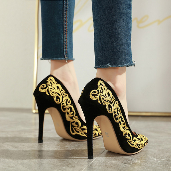 Új női cipőmodell hímzéssel és magassarkúval