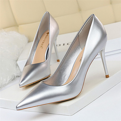 Stílusos női lakkcipő magassarkúval