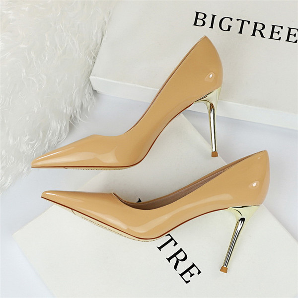 Stílusos női lakkcipő magassarkúval