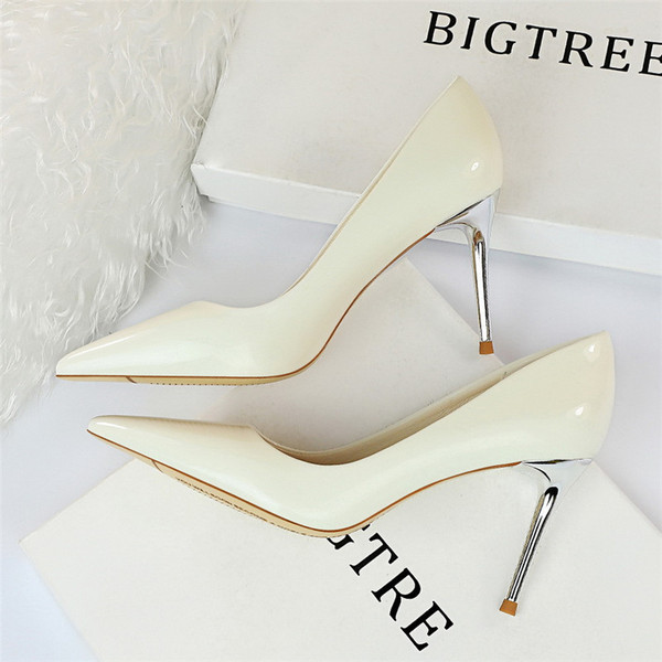 Stílusos női lakkcipő magassarkúval