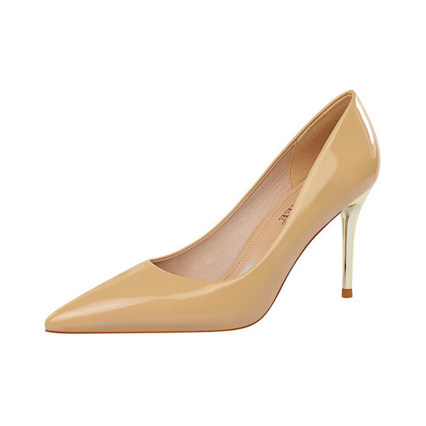 Stílusos női lakkcipő magassarkúval