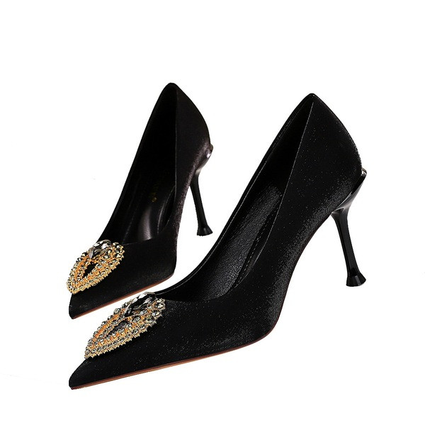 Elegáns textilcipő közepes sarokkal és katrama