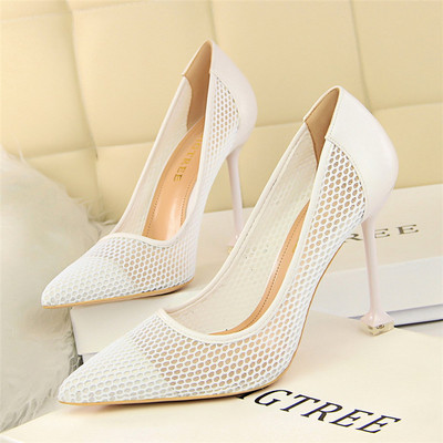 Modern női hálócipő magas sarkú cipővel