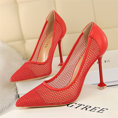 Modern női hálócipő magas sarkú cipővel