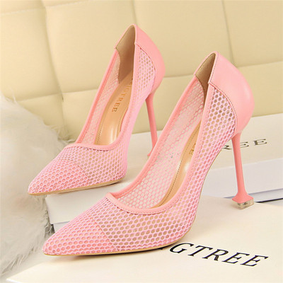 Modern női hálócipő magas sarkú cipővel