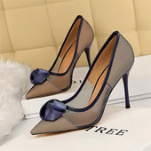 Női hegyes cipő 3D elemmel