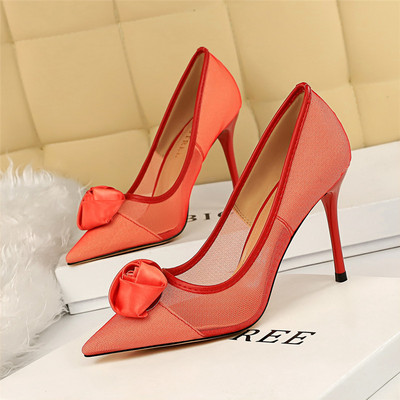 Női hegyes cipő 3D elemmel