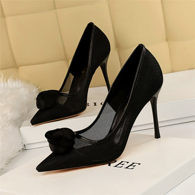 Női hegyes cipő 3D elemmel