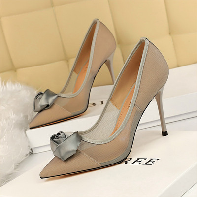 Női hegyes cipő 3D elemmel