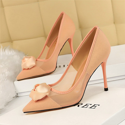 Női hegyes cipő 3D elemmel