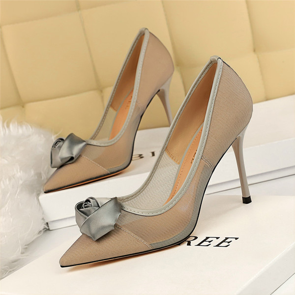 Női hegyes cipő 3D elemmel