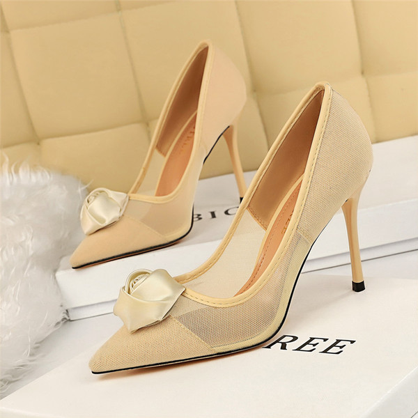 Női hegyes cipő 3D elemmel