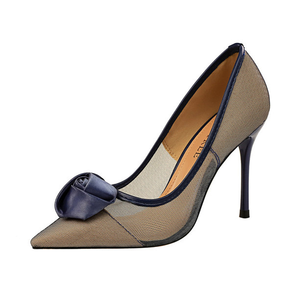 Női hegyes cipő 3D elemmel