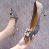 Fényes hatású, kövekkel díszített modern női cipő