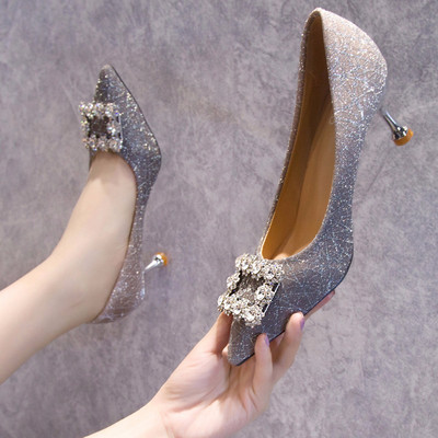 Fényes hatású, kövekkel díszített modern női cipő