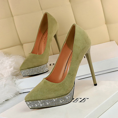 Női velúr cipő, platform és magas sarkú cipő