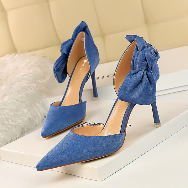 Női velúr cipő szalaggal és vékony 9 cm-es sarokkal