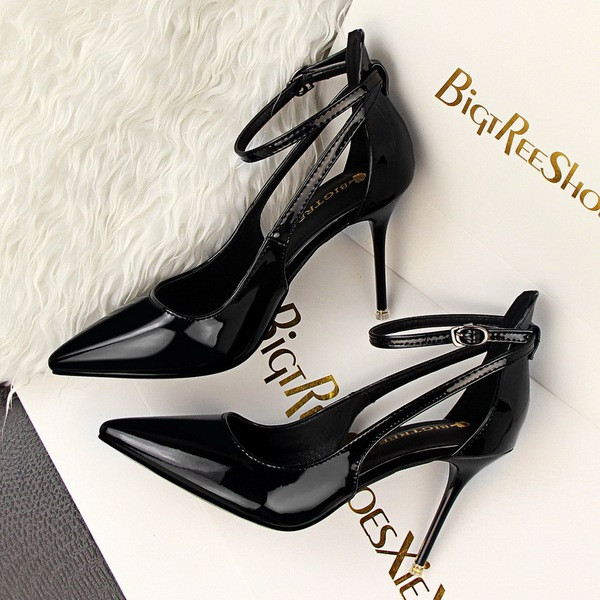 Stílusos női hegyes cipő csattal