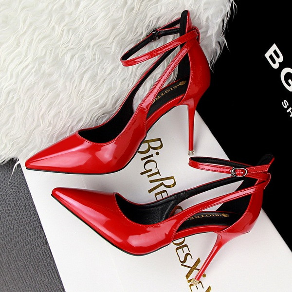 Stílusos női hegyes cipő csattal