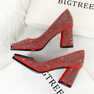 Fényes női cipő hegyes modell-vastag sarokkal