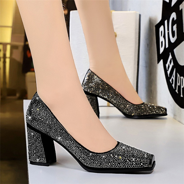 Fényes női cipő hegyes modell-vastag sarokkal