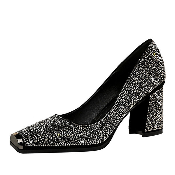 Fényes női cipő hegyes modell-vastag sarokkal