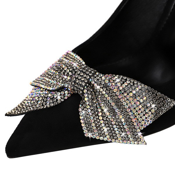 Elegáns női velúr cipő szalaggal és kövekkel