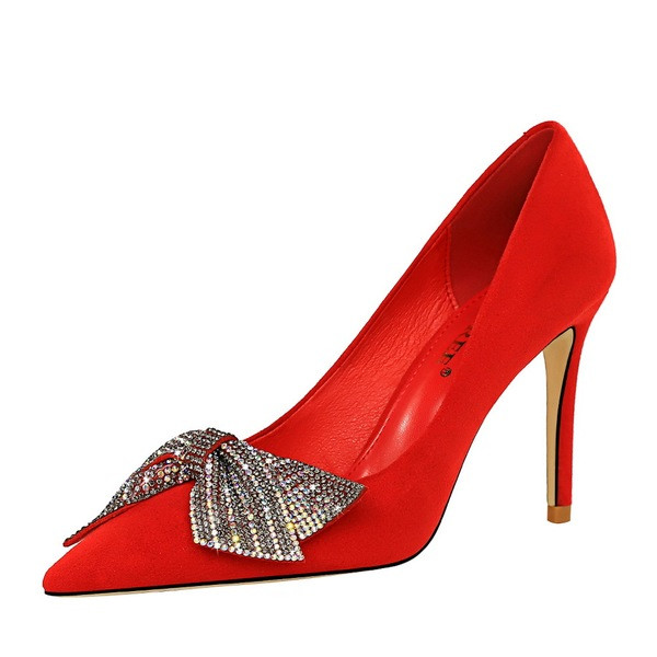 Elegáns női velúr cipő szalaggal és kövekkel