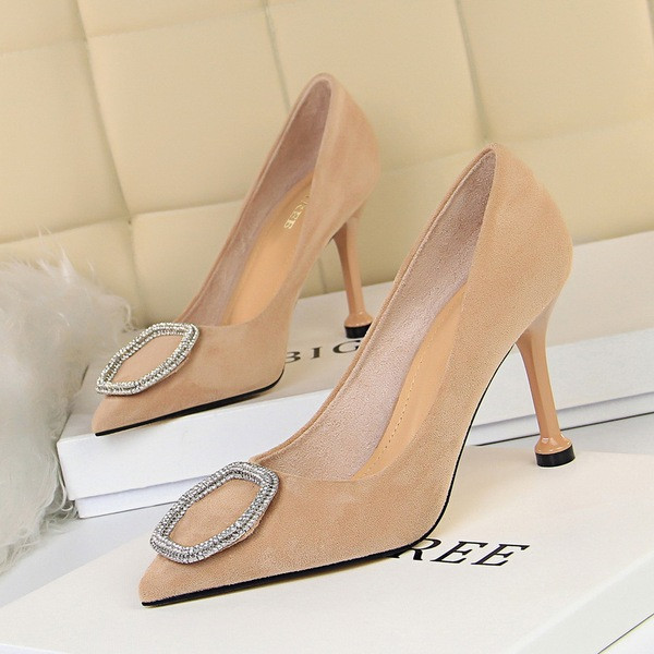 Női velúr cipő csattal és kövekkel