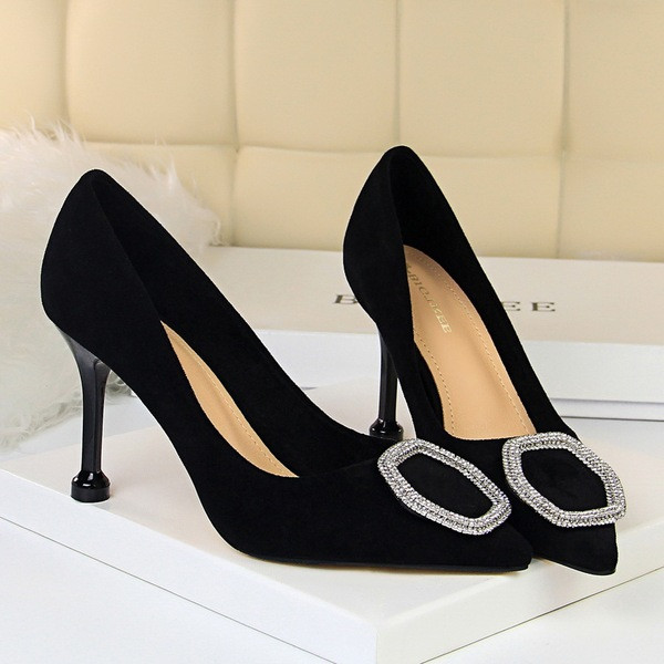 Női velúr cipő csattal és kövekkel