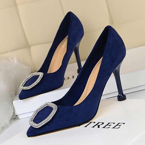 Női velúr cipő csattal és kövekkel