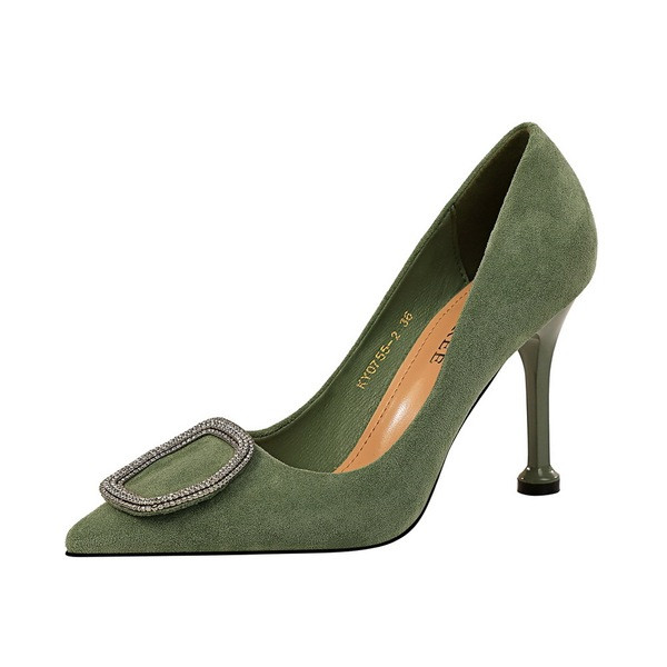 Női velúr cipő csattal és kövekkel